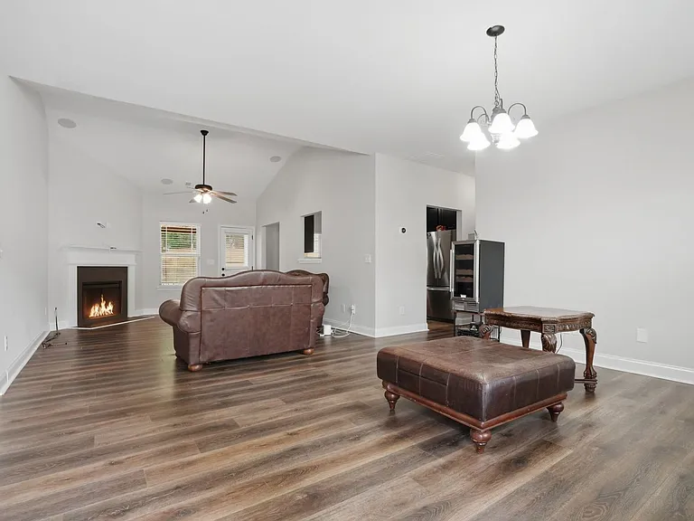612 Stevens Pl — Photo 3