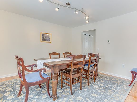 4th image of 10 Columbia Pl