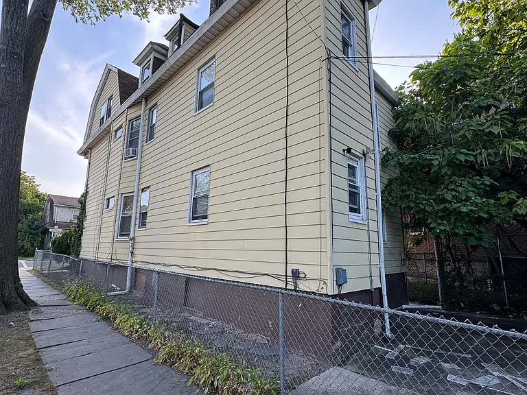64 Eaton Pl #2 — Photo 6