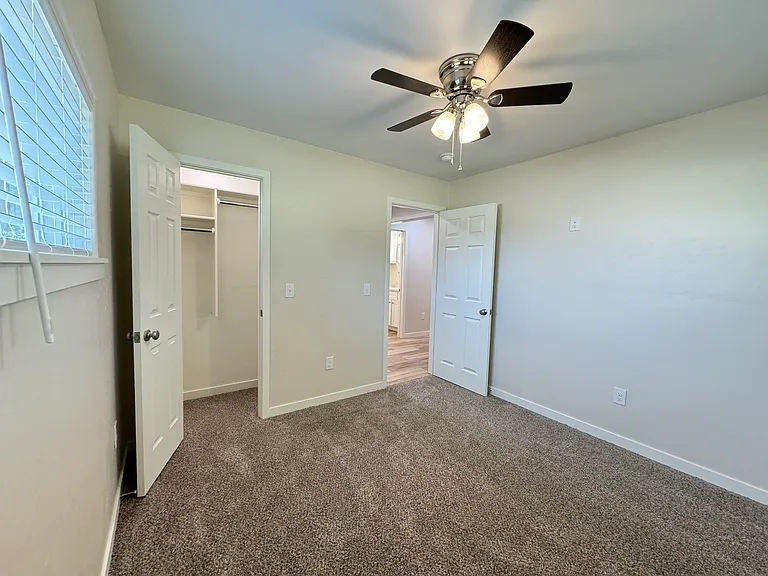 1442 E Broadway St — Photo 32