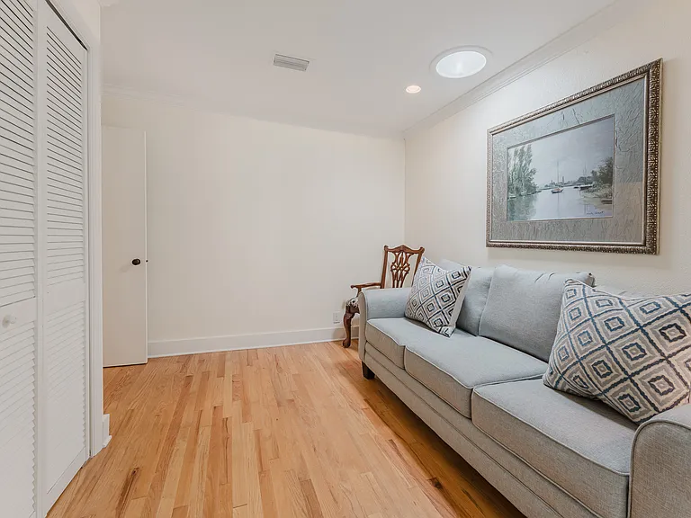 121 Redfern Dr — Photo 9