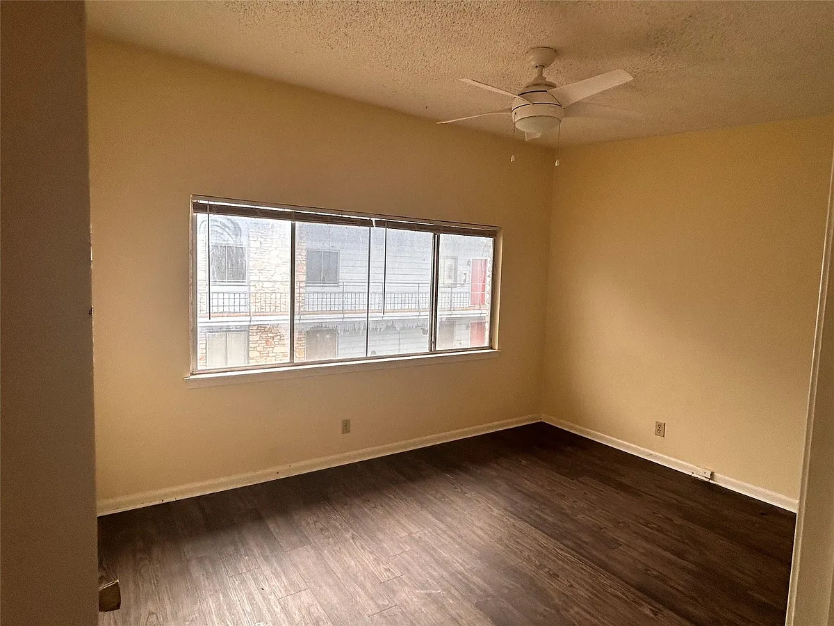 Building Photo - 2408 Longview St #202