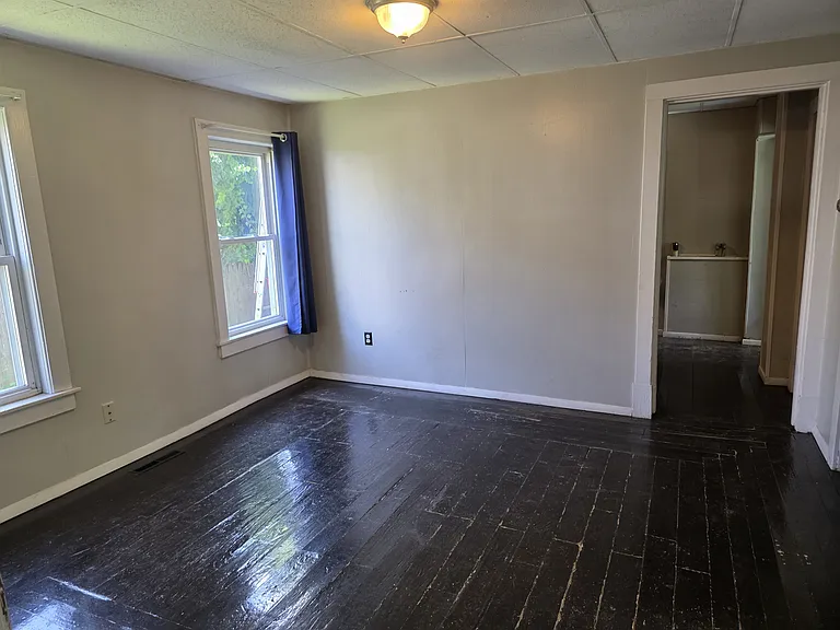 1564 1/2 N Main St — Photo 3