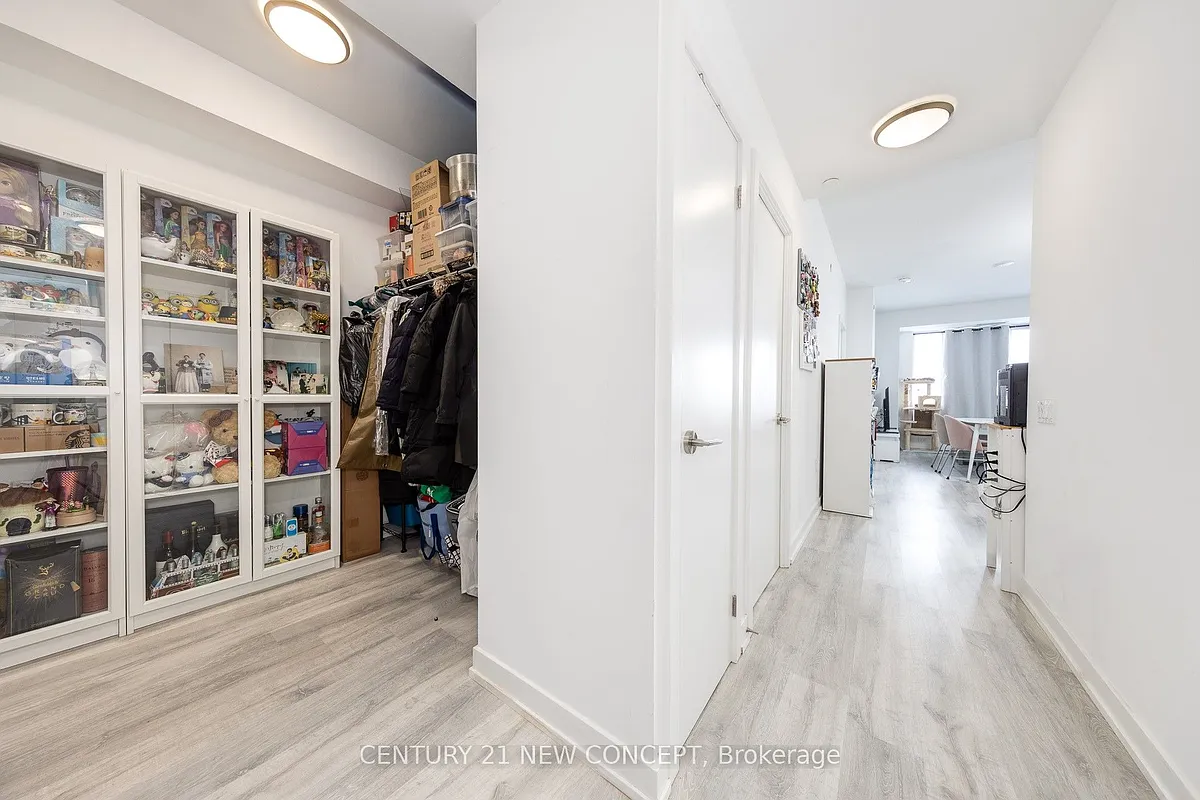 Building Photo - 7 Golden Lion Hts #544