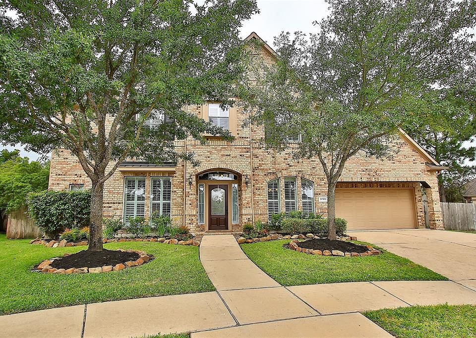 Gorgeous 5-bdrm, 4.5 bath Newmark home with stunning pool & spa in the Eagle Lake section of Windrose!