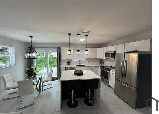 3 bed, 1056 sqft, $3,200 — Photo 3