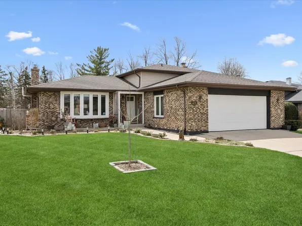 425 79th St, Willowbrook, IL 60527