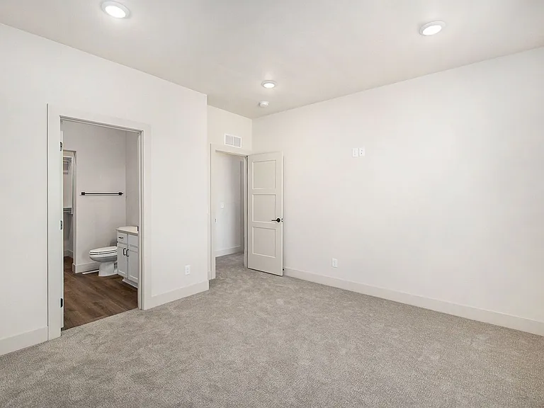 5631-5735 E Revere Dr — Photo 27