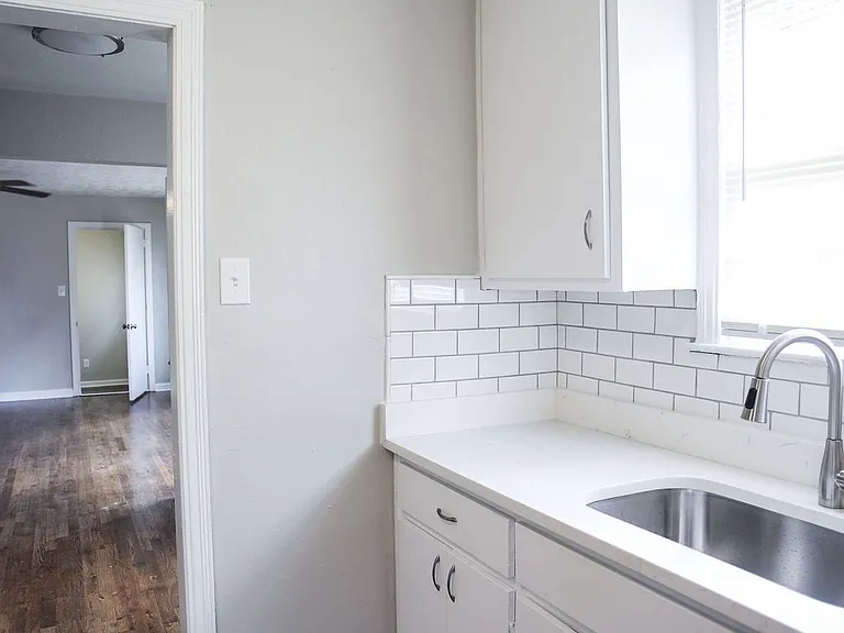3209 Walker St — Photo 4