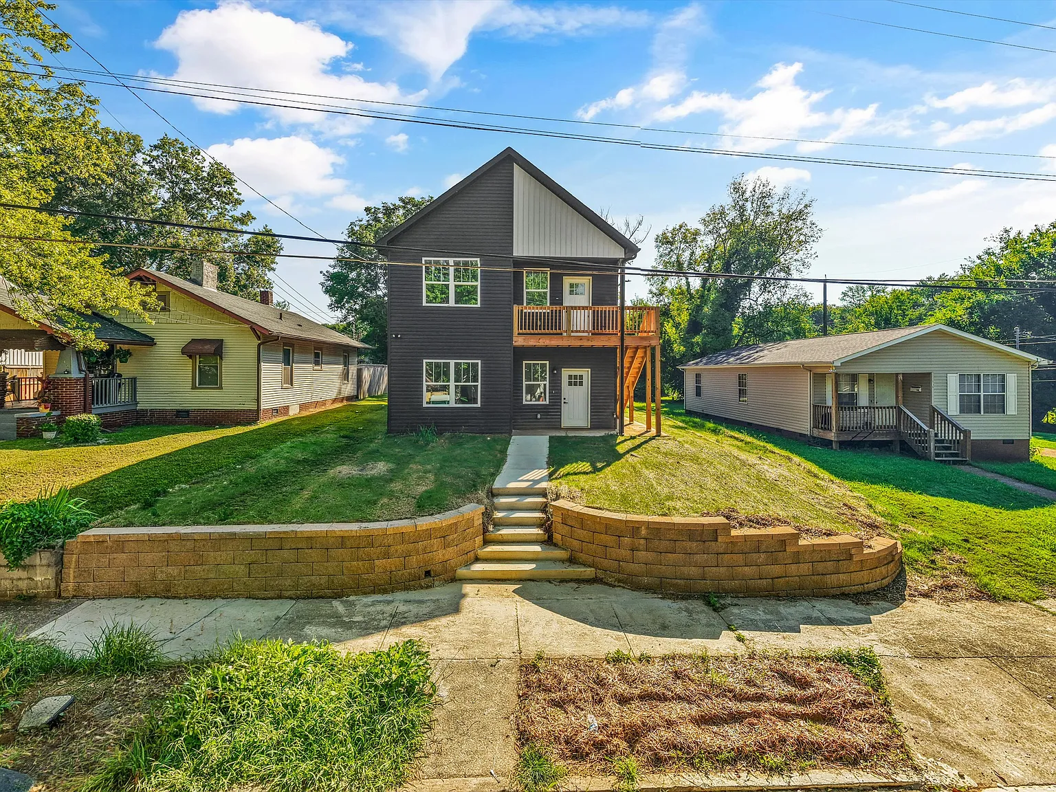 3 bed, 1200 sqft, $1,900 — Photo 1