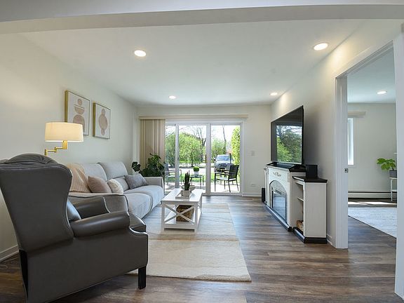 3rd image of 10357 Dearlove Rd APT 1J