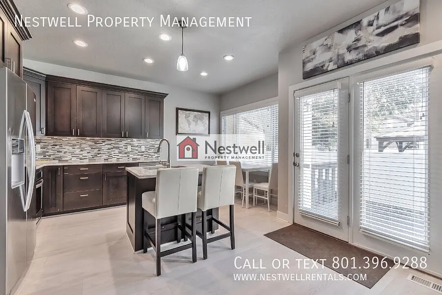 Amazing 4-bed end-unit townhome in Sandy! — Photo 3