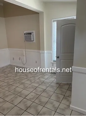 304 East College Street - 304 1/2 — Photo 2