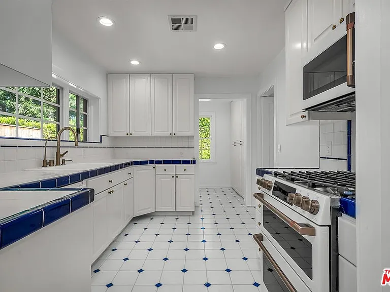 629 N Rexford Dr — Photo 7