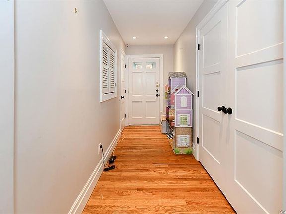 5th image of 11 Brookview Blvd
