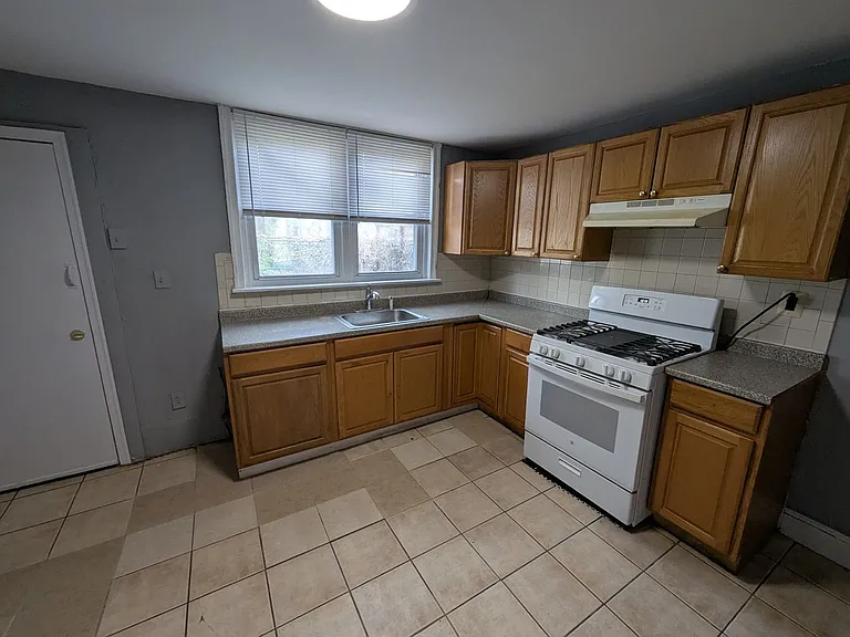 1629 W Juniata St — Photo 16
