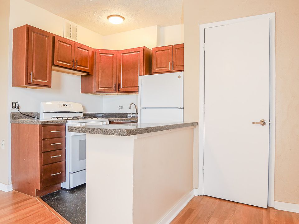 1st image of 912 W Lawrence Ave #407