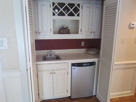 4th image of 4 Shady Oak Ct