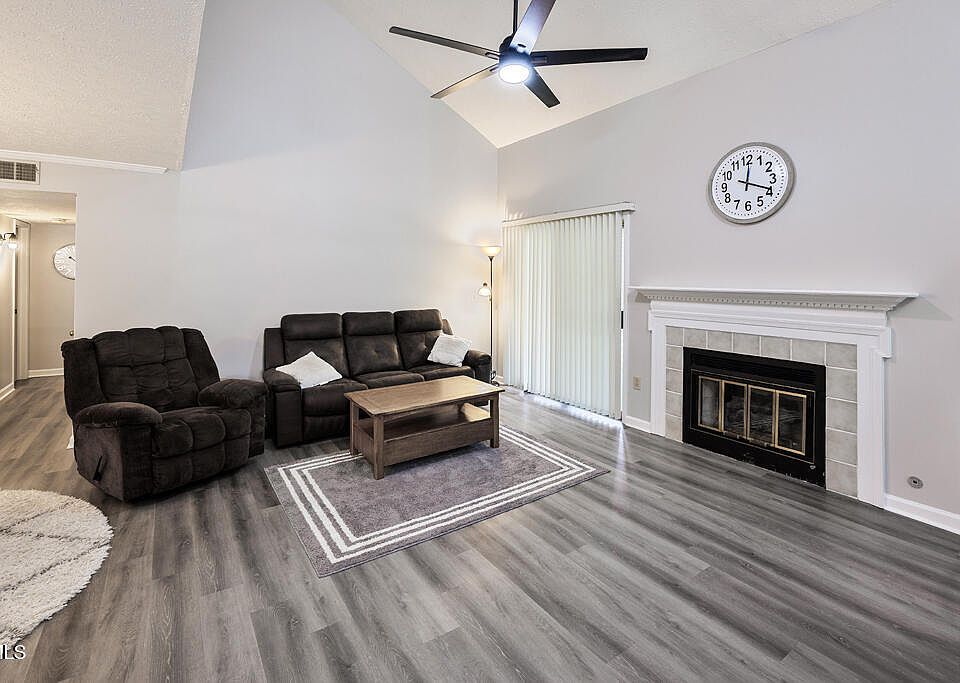 1st image of 412 Oak Hollow Ct