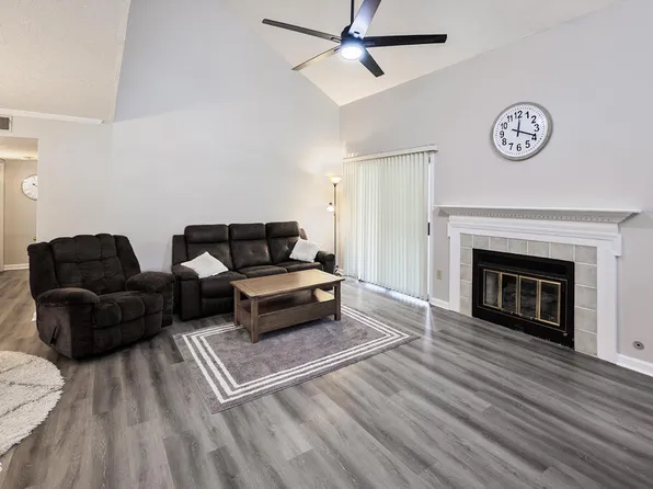 412 Oak Hollow Ct, Raleigh, NC 27613