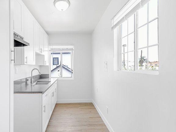 4th image of 1618 E Vernon Ave #3