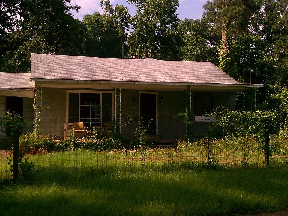 Fenced yard, front porch