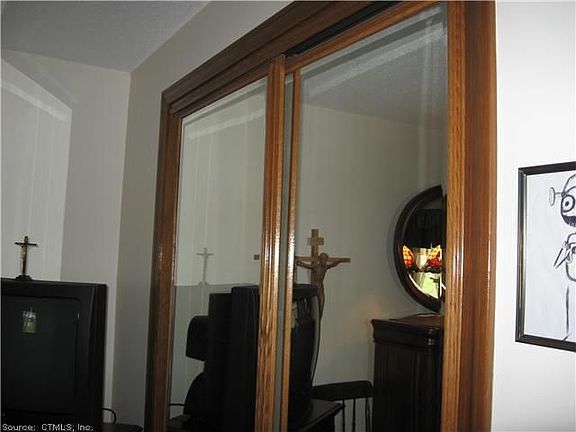5th image of 25 Hickory Ln