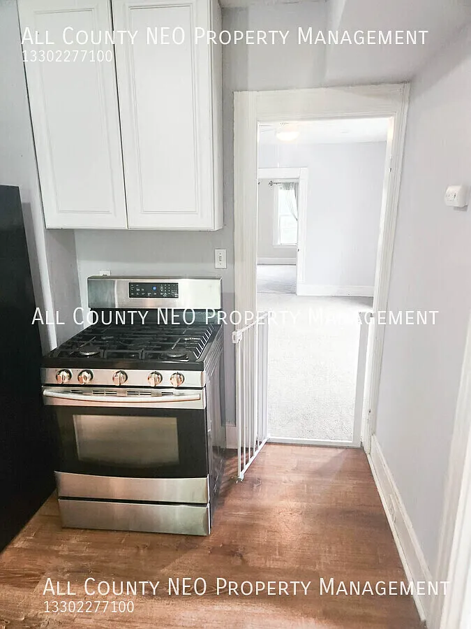 Welcome to this 2 bedroom, 1 bath unit in Ohio City. — Photo 4