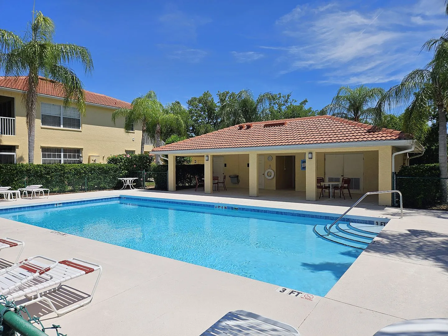 Annual Unfurnished 3 Bedroom 2 Bathroom Second Floor Condo in Casa Del Lago! — Photo 3