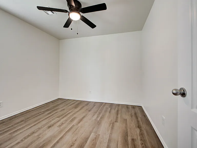 608 Cavecreek St — Photo 32