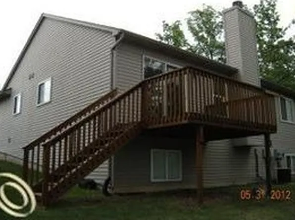 2607 S Moonglow Ct, Hartland, MI 48353