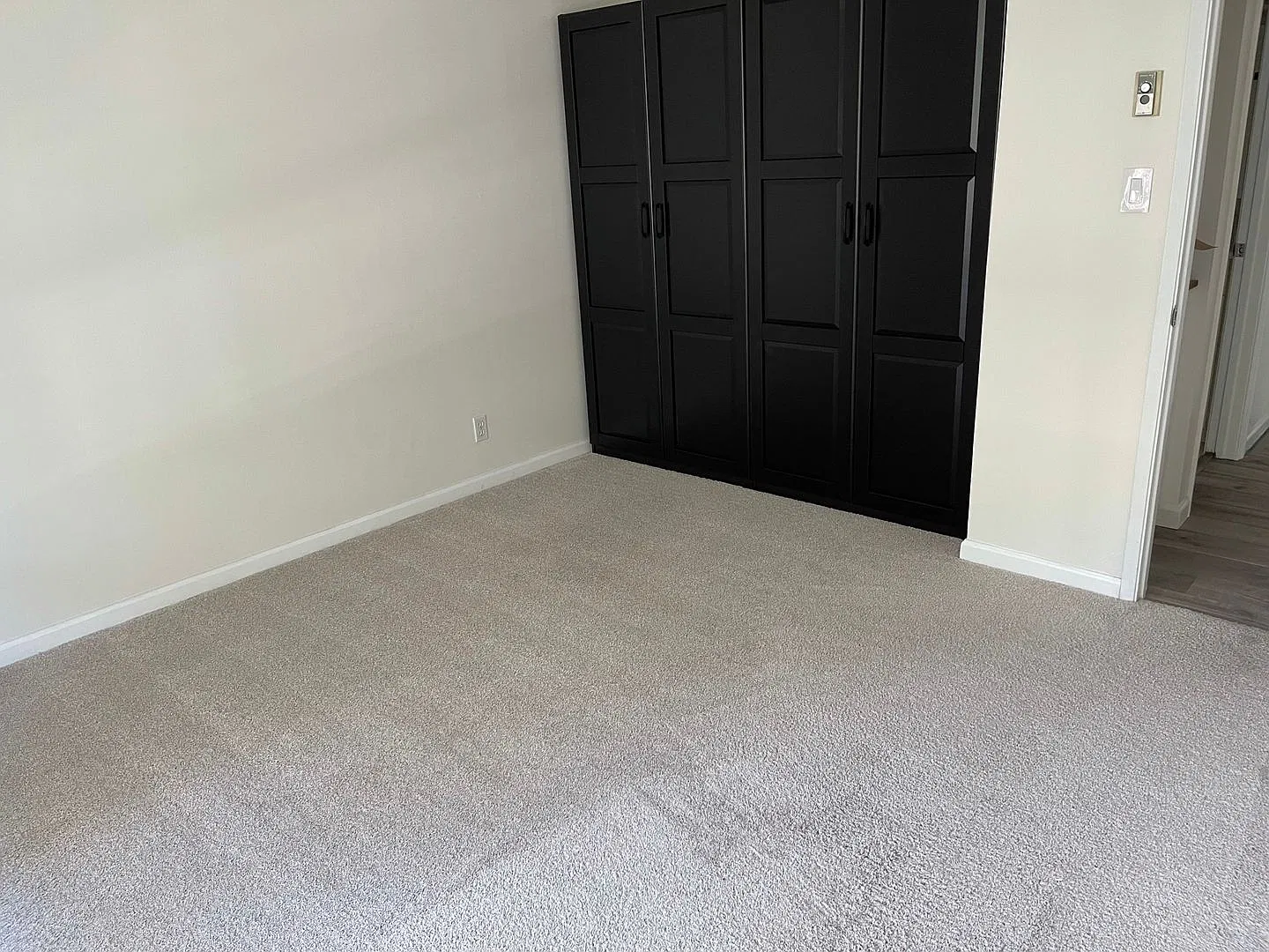 Kirkland Waterfront 1 bedroom with Private Beach Access + W/S/G and Parking Included! — Photo 4