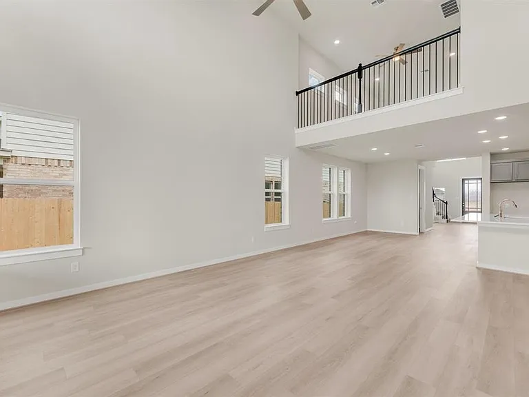 324 Amista Dr — Photo 7