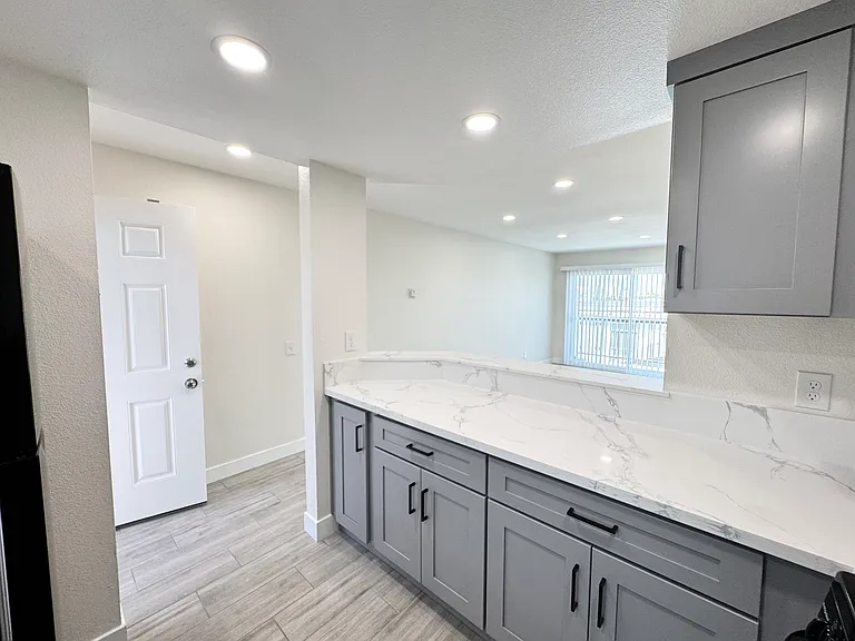 1117 E 4th St #7 — Photo 3