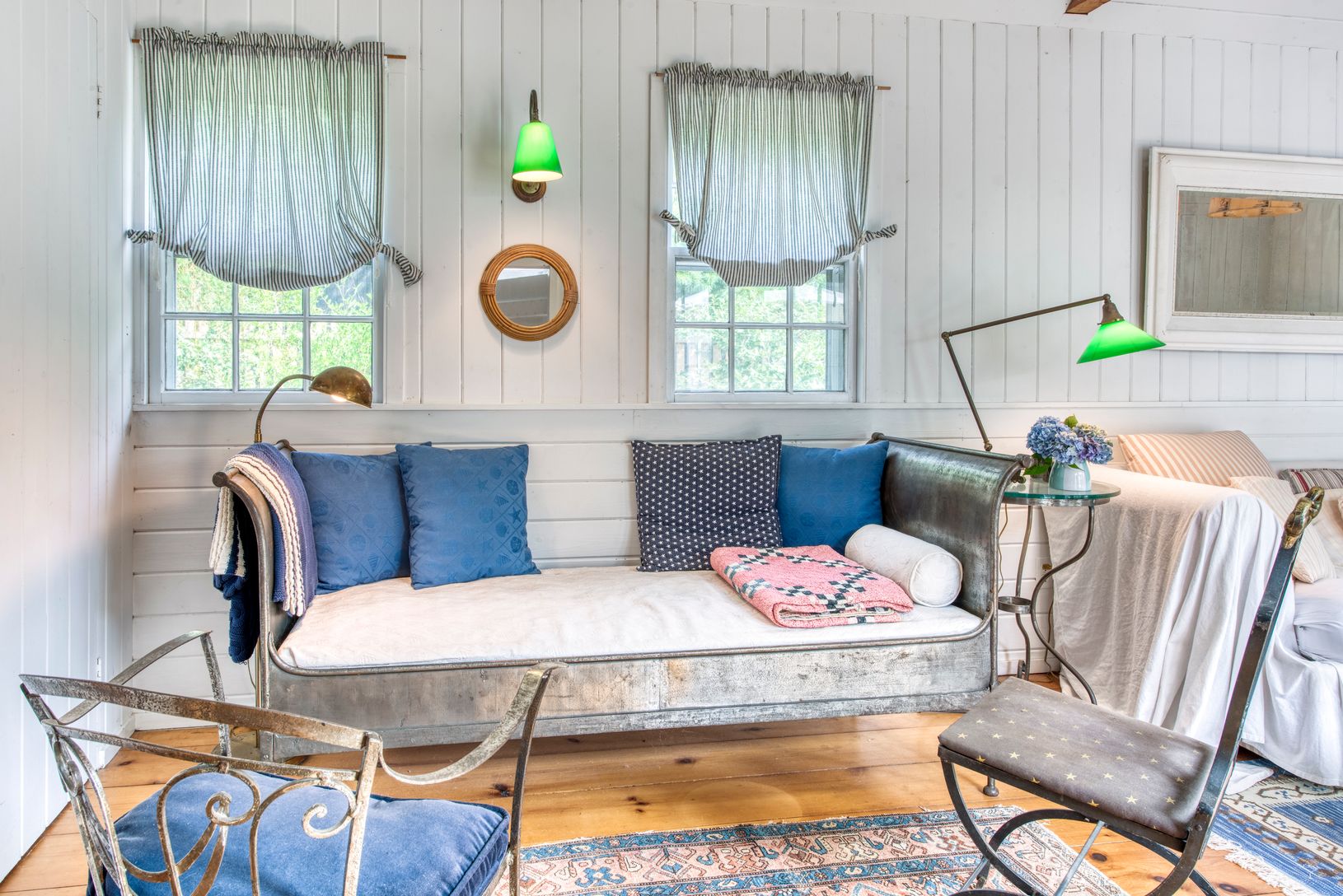  Intimate sitting areas