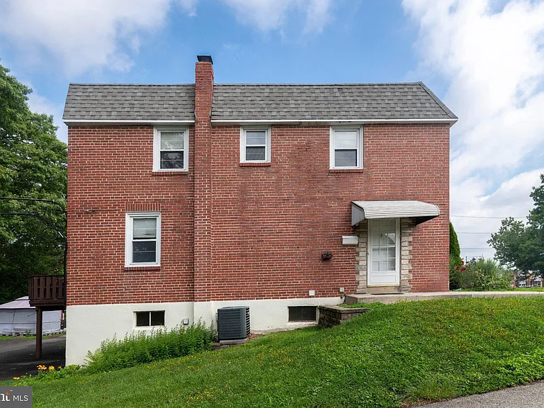 526 Michell St — Photo 2