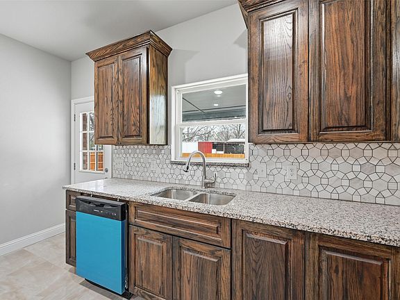 5th image of 306 Lewis St