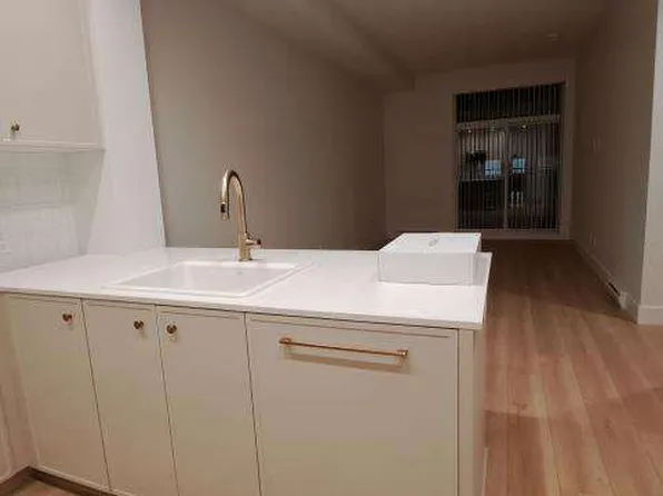 708 Edgar Ave #214, Coquitlam, BC V3K 0H3