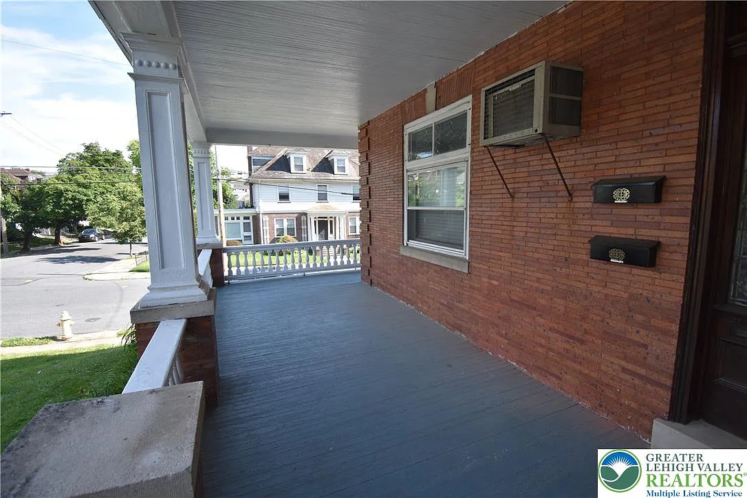 4 bed, 2.0 bath, 1050 sqft, $2,000 — Photo 2