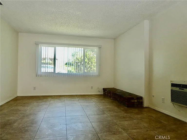 966 W Pine St — Photo 9