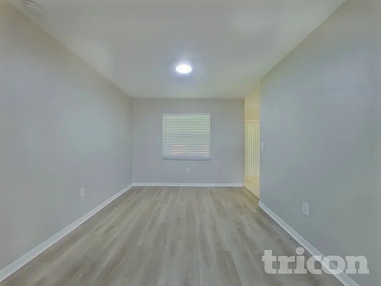 5913 Fall River Dr — Photo 2