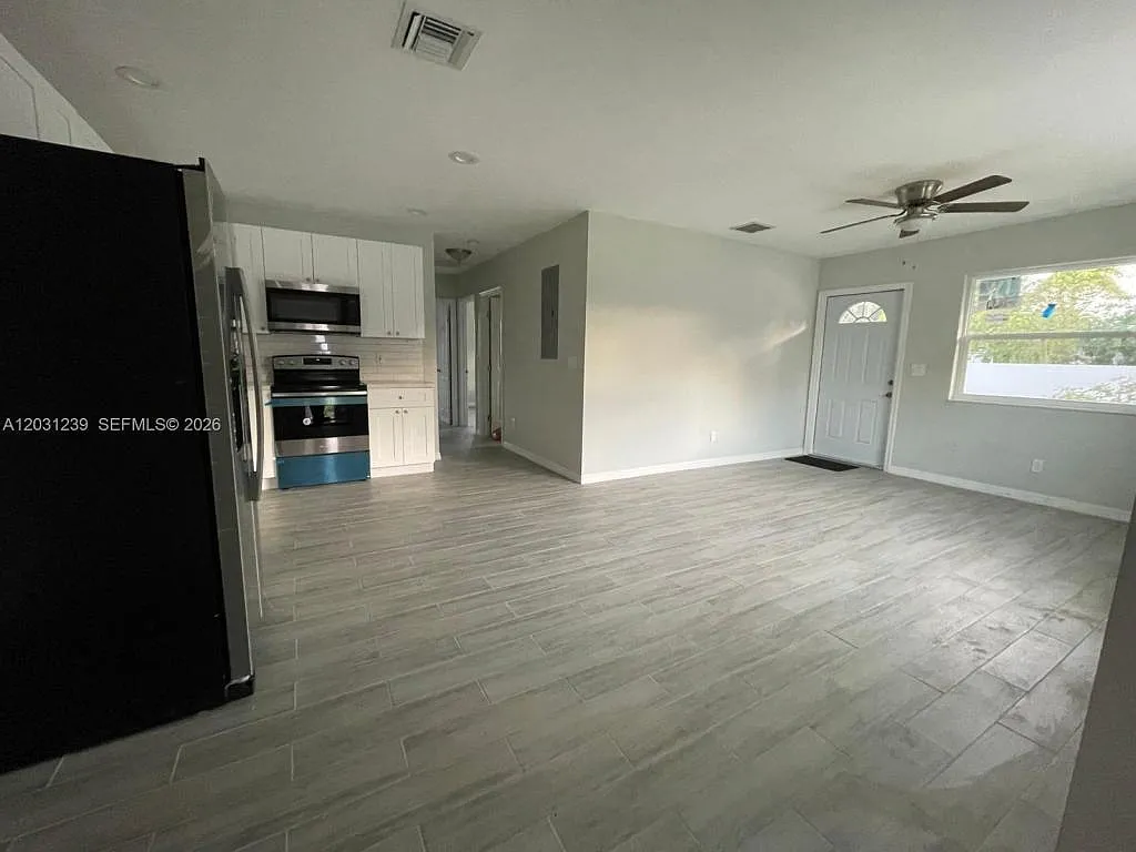 3921 SW 31st Dr — Photo 2