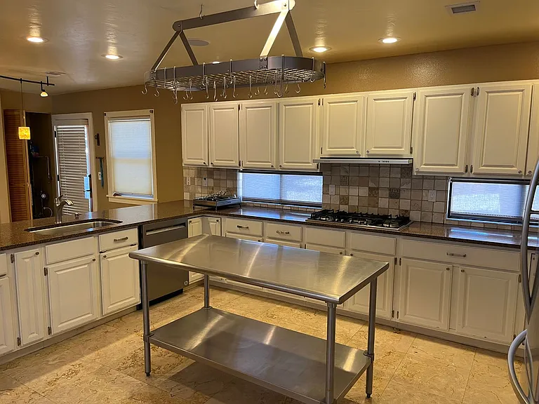 318 Sunset Park Dr — Photo 4