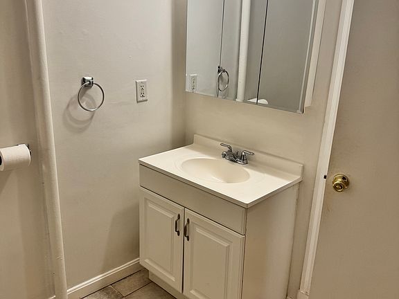 4th image of 220 Hanover St APT 7