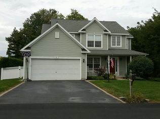 7 Cedarcrest Dr, Rensselaer, NY 12144