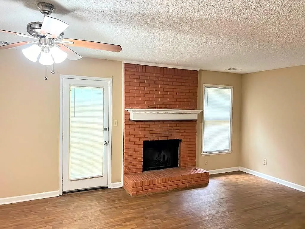 2 bed, 2.5 bath, 1280 sqft, $1,395 — Photo 2