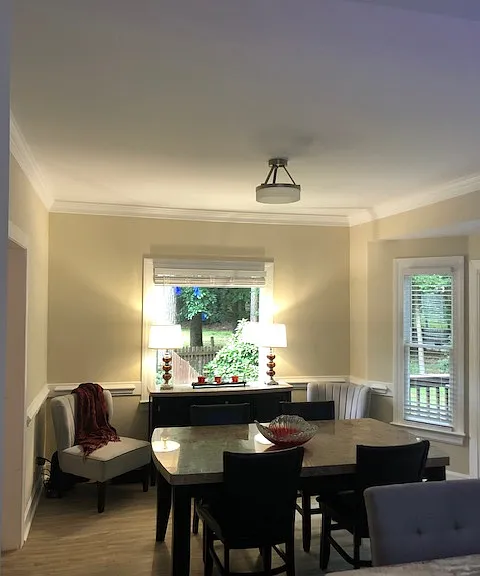 Dining room seats 4-6 at table.