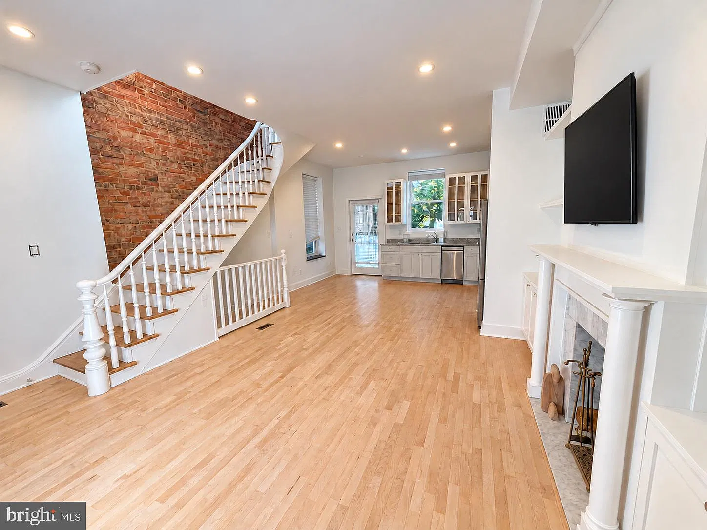 2 bed, 2.0 bath, 1617 sqft, $4,500 — Photo 3