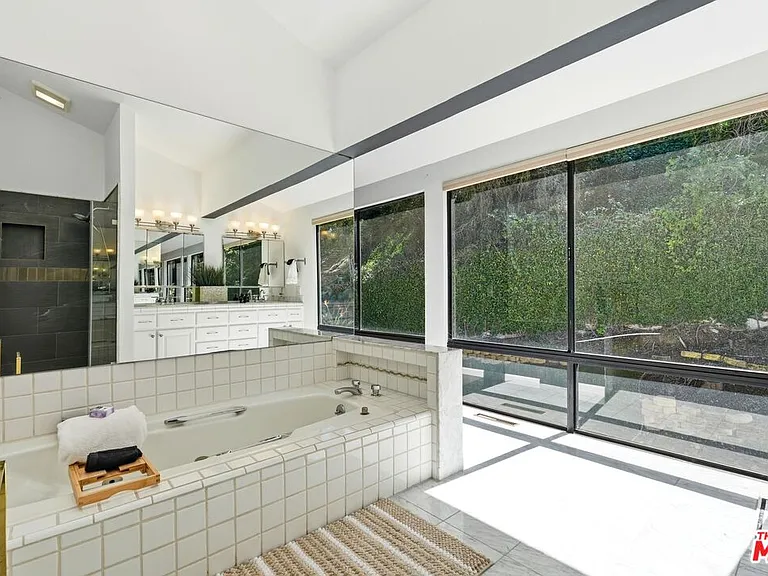 2350 Benedict Canyon Dr — Photo 24