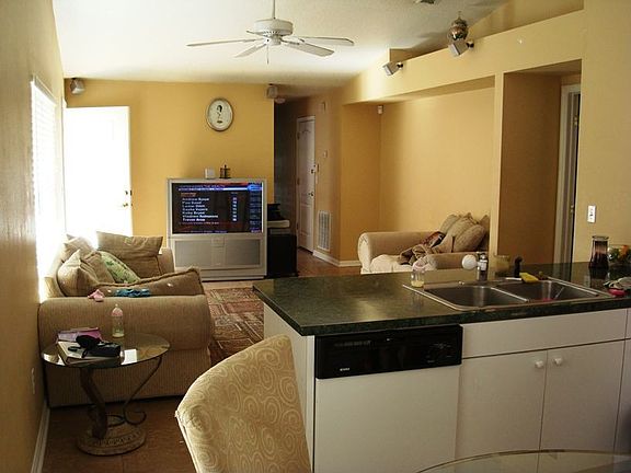 Open kitchen w/ bar